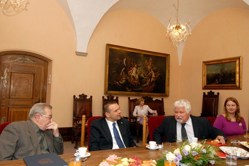 Výstava černobílých snímků Blanky Lamrové v prostoru mázhauzu plzeňské radnice přibližuje hektickou situaci východoněmeckých uprchlíků, kteří v září 1989 zamířili z NDR na Velvyslanectví Spolkové republiky Německo v Praze. Podle Petra Pitharta, jednoho z očitých svědků událostí, se několikaměsíční pobyt východních Němců na pražské ambasádě, stal jedním z impulsů událostí roku 1989 v Praze. „My mlčeli a záviděli jim jejich odvahu. A bylo nám jasné, že už nemůžeme jen psát a podepisovat, ale že je nutné něco udělat,“ prohlásil při vernisáži výstavy, která navazovala v pondělí 18. listopadu 2013 na slavnostní setkání u příležitosti Dne boje za svobodu a demokracii, a které se kromě politika Petra Pitharta a autorky fotografií Blanky Lamrové, zúčastnil také historik Vilém Prečan, jeden ze zakladatelů Československého dokumentačního střediska.