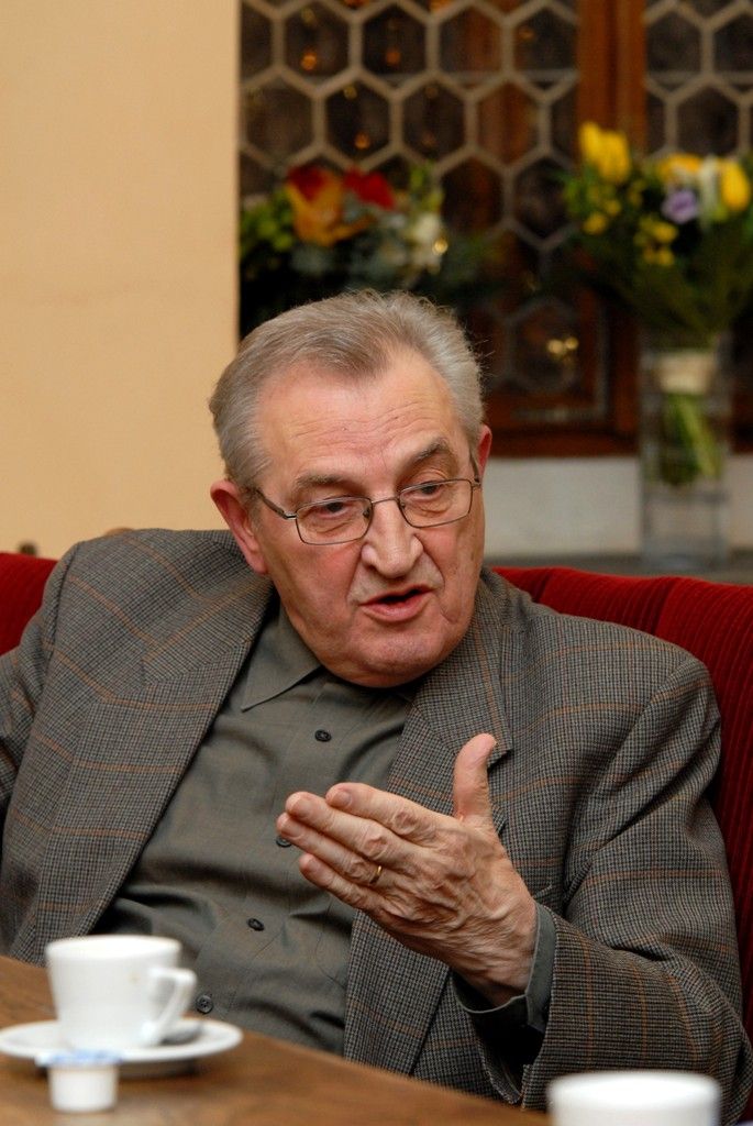 Výstava černobílých snímků Blanky Lamrové v prostoru mázhauzu plzeňské radnice přibližuje hektickou situaci východoněmeckých uprchlíků, kteří v září 1989 zamířili z NDR na Velvyslanectví Spolkové republiky Německo v Praze. Podle Petra Pitharta, jednoho z očitých svědků událostí, se několikaměsíční pobyt východních Němců na pražské ambasádě, stal jedním z impulsů událostí roku 1989 v Praze. „My mlčeli a záviděli jim jejich odvahu. A bylo nám jasné, že už nemůžeme jen psát a podepisovat, ale že je nutné něco udělat,“ prohlásil při vernisáži výstavy, která navazovala v pondělí 18. listopadu 2013 na slavnostní setkání u příležitosti Dne boje za svobodu a demokracii, a které se kromě politika Petra Pitharta a autorky fotografií Blanky Lamrové, zúčastnil také historik Vilém Prečan, jeden ze zakladatelů Československého dokumentačního střediska.