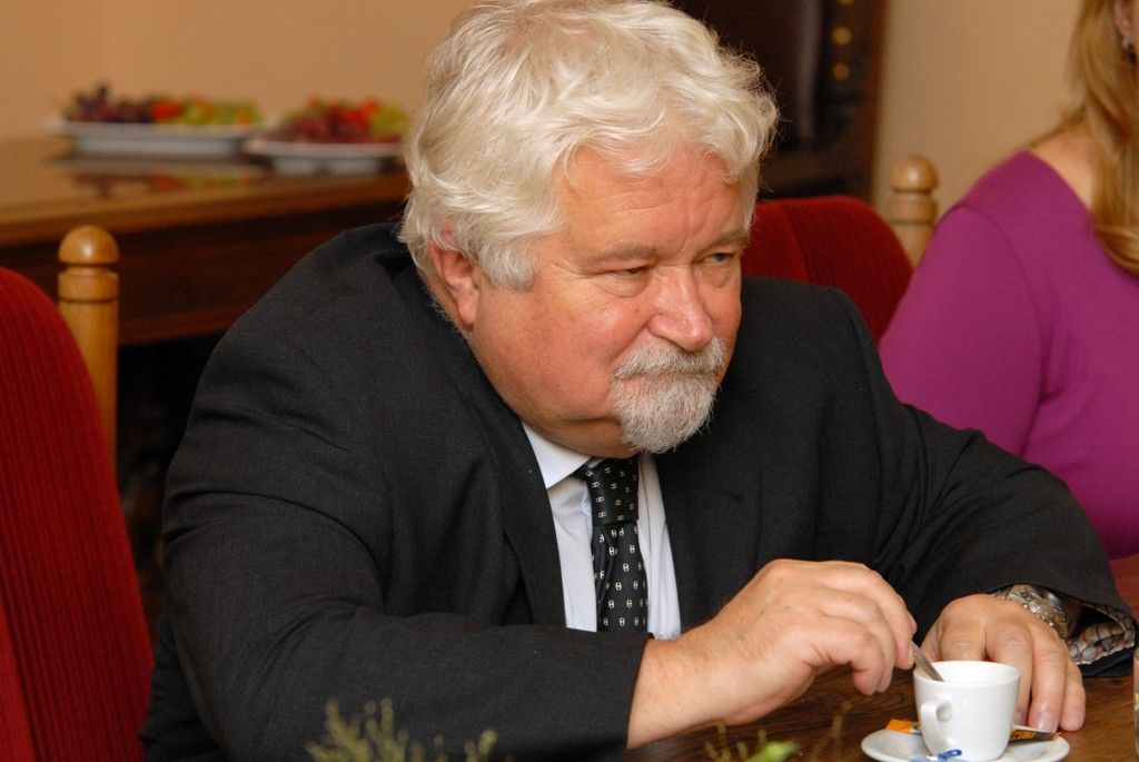 Výstava černobílých snímků Blanky Lamrové v prostoru mázhauzu plzeňské radnice přibližuje hektickou situaci východoněmeckých uprchlíků, kteří v září 1989 zamířili z NDR na Velvyslanectví Spolkové republiky Německo v Praze. Podle Petra Pitharta, jednoho z očitých svědků událostí, se několikaměsíční pobyt východních Němců na pražské ambasádě, stal jedním z impulsů událostí roku 1989 v Praze. „My mlčeli a záviděli jim jejich odvahu. A bylo nám jasné, že už nemůžeme jen psát a podepisovat, ale že je nutné něco udělat,“ prohlásil při vernisáži výstavy, která navazovala v pondělí 18. listopadu 2013 na slavnostní setkání u příležitosti Dne boje za svobodu a demokracii, a které se kromě politika Petra Pitharta a autorky fotografií Blanky Lamrové, zúčastnil také historik Vilém Prečan, jeden ze zakladatelů Československého dokumentačního střediska.