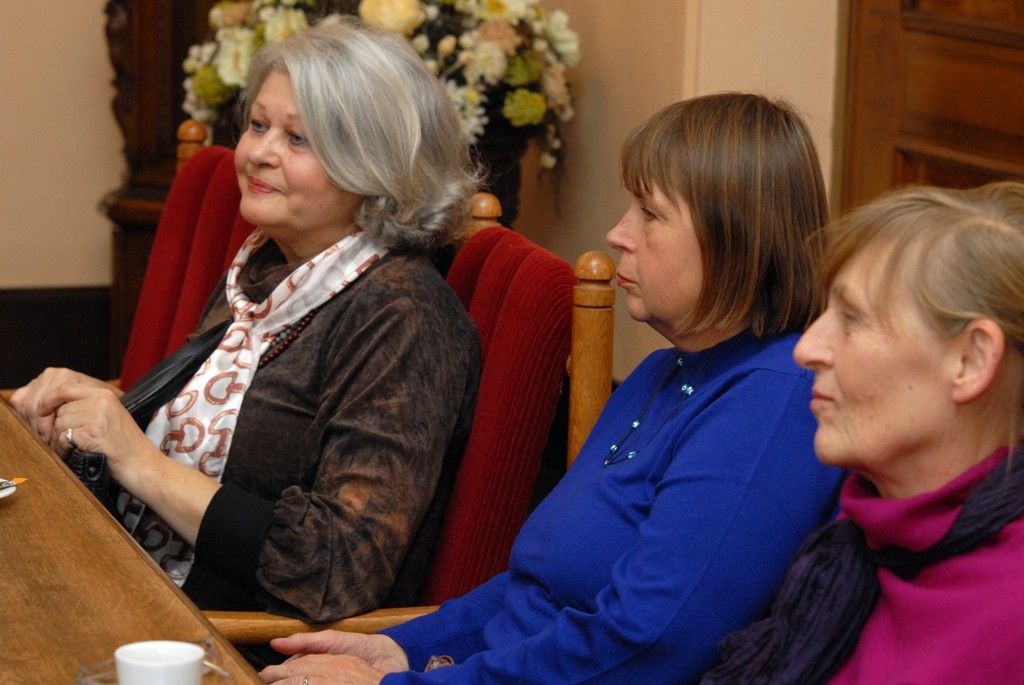 Výstava černobílých snímků Blanky Lamrové v prostoru mázhauzu plzeňské radnice přibližuje hektickou situaci východoněmeckých uprchlíků, kteří v září 1989 zamířili z NDR na Velvyslanectví Spolkové republiky Německo v Praze. Podle Petra Pitharta, jednoho z očitých svědků událostí, se několikaměsíční pobyt východních Němců na pražské ambasádě, stal jedním z impulsů událostí roku 1989 v Praze. „My mlčeli a záviděli jim jejich odvahu. A bylo nám jasné, že už nemůžeme jen psát a podepisovat, ale že je nutné něco udělat,“ prohlásil při vernisáži výstavy, která navazovala v pondělí 18. listopadu 2013 na slavnostní setkání u příležitosti Dne boje za svobodu a demokracii, a které se kromě politika Petra Pitharta a autorky fotografií Blanky Lamrové, zúčastnil také historik Vilém Prečan, jeden ze zakladatelů Československého dokumentačního střediska.