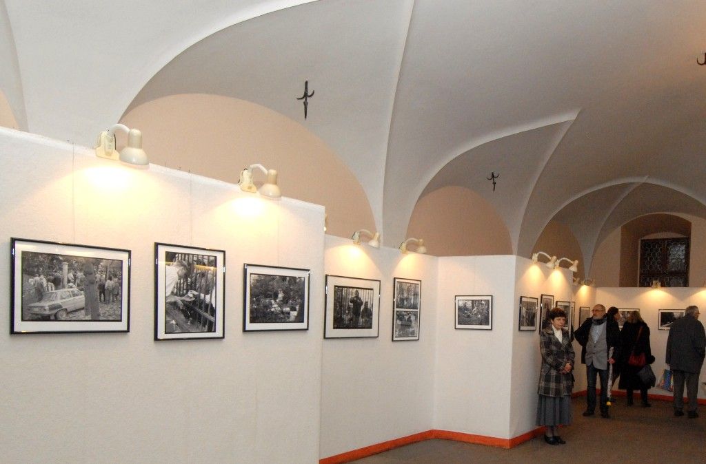 Výstava v mázhauzu představuje černobílé snímky německých uprchlíků v roce 1989