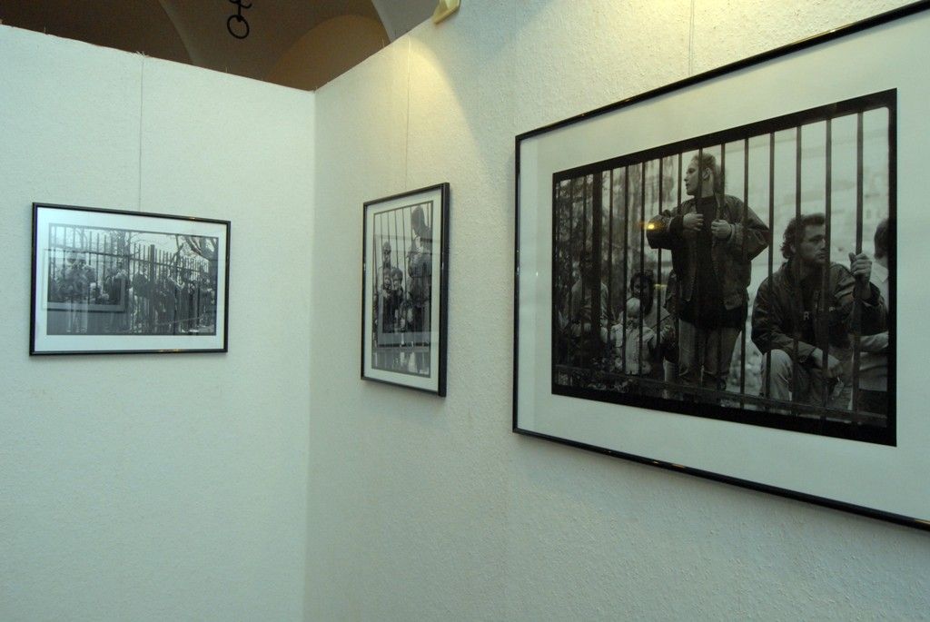 Výstava černobílých snímků Blanky Lamrové v prostoru mázhauzu plzeňské radnice přibližuje hektickou situaci východoněmeckých uprchlíků, kteří v září 1989 zamířili z NDR na Velvyslanectví Spolkové republiky Německo v Praze. Podle Petra Pitharta, jednoho z očitých svědků událostí, se několikaměsíční pobyt východních Němců na pražské ambasádě, stal jedním z impulsů událostí roku 1989 v Praze. „My mlčeli a záviděli jim jejich odvahu. A bylo nám jasné, že už nemůžeme jen psát a podepisovat, ale že je nutné něco udělat,“ prohlásil při vernisáži výstavy, která navazovala v pondělí 18. listopadu 2013 na slavnostní setkání u příležitosti Dne boje za svobodu a demokracii, a které se kromě politika Petra Pitharta a autorky fotografií Blanky Lamrové, zúčastnil také historik Vilém Prečan, jeden ze zakladatelů Československého dokumentačního střediska.