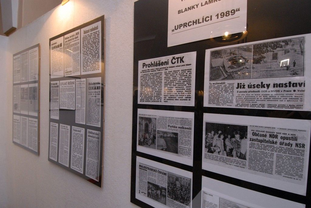 Výstava černobílých snímků Blanky Lamrové v prostoru mázhauzu plzeňské radnice přibližuje hektickou situaci východoněmeckých uprchlíků, kteří v září 1989 zamířili z NDR na Velvyslanectví Spolkové republiky Německo v Praze. Podle Petra Pitharta, jednoho z očitých svědků událostí, se několikaměsíční pobyt východních Němců na pražské ambasádě, stal jedním z impulsů událostí roku 1989 v Praze. „My mlčeli a záviděli jim jejich odvahu. A bylo nám jasné, že už nemůžeme jen psát a podepisovat, ale že je nutné něco udělat,“ prohlásil při vernisáži výstavy, která navazovala v pondělí 18. listopadu 2013 na slavnostní setkání u příležitosti Dne boje za svobodu a demokracii, a které se kromě politika Petra Pitharta a autorky fotografií Blanky Lamrové, zúčastnil také historik Vilém Prečan, jeden ze zakladatelů Československého dokumentačního střediska.