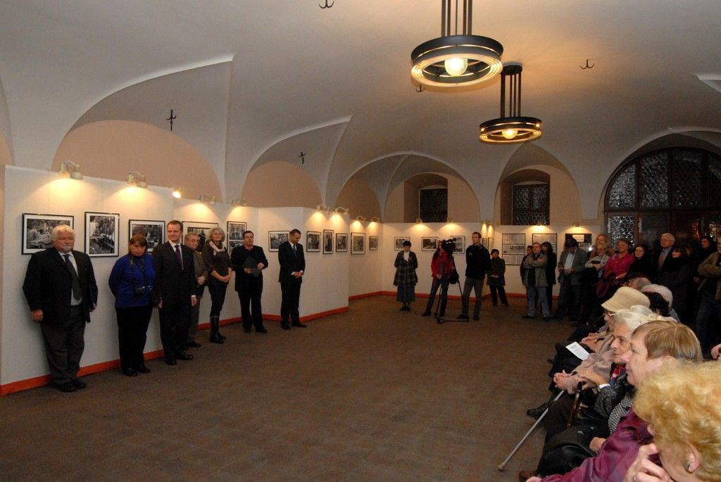 Výstava černobílých snímků Blanky Lamrové v prostoru mázhauzu plzeňské radnice přibližuje hektickou situaci východoněmeckých uprchlíků, kteří v září 1989 zamířili z NDR na Velvyslanectví Spolkové republiky Německo v Praze. Podle Petra Pitharta, jednoho z očitých svědků událostí, se několikaměsíční pobyt východních Němců na pražské ambasádě, stal jedním z impulsů událostí roku 1989 v Praze. „My mlčeli a záviděli jim jejich odvahu. A bylo nám jasné, že už nemůžeme jen psát a podepisovat, ale že je nutné něco udělat,“ prohlásil při vernisáži výstavy, která navazovala v pondělí 18. listopadu 2013 na slavnostní setkání u příležitosti Dne boje za svobodu a demokracii, a které se kromě politika Petra Pitharta a autorky fotografií Blanky Lamrové, zúčastnil také historik Vilém Prečan, jeden ze zakladatelů Československého dokumentačního střediska.