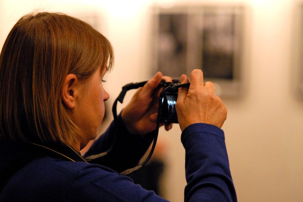 Výstava černobílých snímků Blanky Lamrové v prostoru mázhauzu plzeňské radnice přibližuje hektickou situaci východoněmeckých uprchlíků, kteří v září 1989 zamířili z NDR na Velvyslanectví Spolkové republiky Německo v Praze. Podle Petra Pitharta, jednoho z očitých svědků událostí, se několikaměsíční pobyt východních Němců na pražské ambasádě, stal jedním z impulsů událostí roku 1989 v Praze. „My mlčeli a záviděli jim jejich odvahu. A bylo nám jasné, že už nemůžeme jen psát a podepisovat, ale že je nutné něco udělat,“ prohlásil při vernisáži výstavy, která navazovala v pondělí 18. listopadu 2013 na slavnostní setkání u příležitosti Dne boje za svobodu a demokracii, a které se kromě politika Petra Pitharta a autorky fotografií Blanky Lamrové, zúčastnil také historik Vilém Prečan, jeden ze zakladatelů Československého dokumentačního střediska.