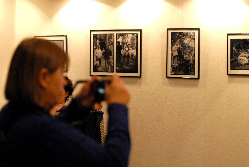 Výstava černobílých snímků Blanky Lamrové v prostoru mázhauzu plzeňské radnice přibližuje hektickou situaci východoněmeckých uprchlíků, kteří v září 1989 zamířili z NDR na Velvyslanectví Spolkové republiky Německo v Praze. Podle Petra Pitharta, jednoho z očitých svědků událostí, se několikaměsíční pobyt východních Němců na pražské ambasádě, stal jedním z impulsů událostí roku 1989 v Praze. „My mlčeli a záviděli jim jejich odvahu. A bylo nám jasné, že už nemůžeme jen psát a podepisovat, ale že je nutné něco udělat,“ prohlásil při vernisáži výstavy, která navazovala v pondělí 18. listopadu 2013 na slavnostní setkání u příležitosti Dne boje za svobodu a demokracii, a které se kromě politika Petra Pitharta a autorky fotografií Blanky Lamrové, zúčastnil také historik Vilém Prečan, jeden ze zakladatelů Československého dokumentačního střediska.