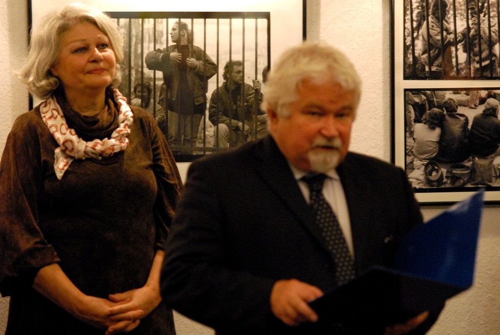 Výstava černobílých snímků Blanky Lamrové v prostoru mázhauzu plzeňské radnice přibližuje hektickou situaci východoněmeckých uprchlíků, kteří v září 1989 zamířili z NDR na Velvyslanectví Spolkové republiky Německo v Praze. Podle Petra Pitharta, jednoho z očitých svědků událostí, se několikaměsíční pobyt východních Němců na pražské ambasádě, stal jedním z impulsů událostí roku 1989 v Praze. „My mlčeli a záviděli jim jejich odvahu. A bylo nám jasné, že už nemůžeme jen psát a podepisovat, ale že je nutné něco udělat,“ prohlásil při vernisáži výstavy, která navazovala v pondělí 18. listopadu 2013 na slavnostní setkání u příležitosti Dne boje za svobodu a demokracii, a které se kromě politika Petra Pitharta a autorky fotografií Blanky Lamrové, zúčastnil také historik Vilém Prečan, jeden ze zakladatelů Československého dokumentačního střediska.