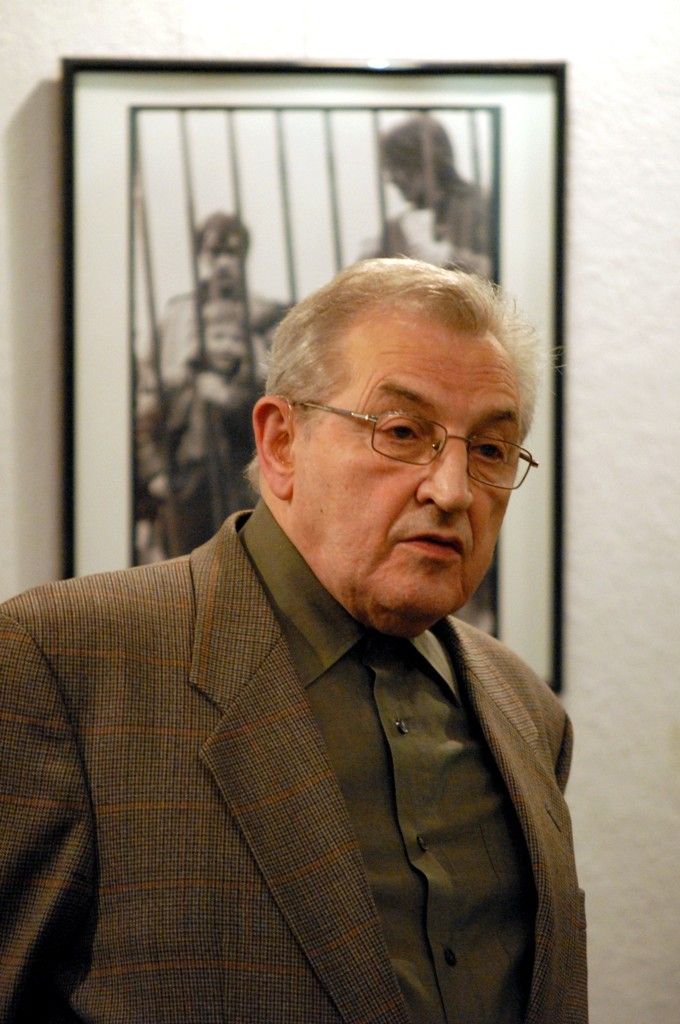 Výstava černobílých snímků Blanky Lamrové v prostoru mázhauzu plzeňské radnice přibližuje hektickou situaci východoněmeckých uprchlíků, kteří v září 1989 zamířili z NDR na Velvyslanectví Spolkové republiky Německo v Praze. Podle Petra Pitharta, jednoho z očitých svědků událostí, se několikaměsíční pobyt východních Němců na pražské ambasádě, stal jedním z impulsů událostí roku 1989 v Praze. „My mlčeli a záviděli jim jejich odvahu. A bylo nám jasné, že už nemůžeme jen psát a podepisovat, ale že je nutné něco udělat,“ prohlásil při vernisáži výstavy, která navazovala v pondělí 18. listopadu 2013 na slavnostní setkání u příležitosti Dne boje za svobodu a demokracii, a které se kromě politika Petra Pitharta a autorky fotografií Blanky Lamrové, zúčastnil také historik Vilém Prečan, jeden ze zakladatelů Československého dokumentačního střediska.