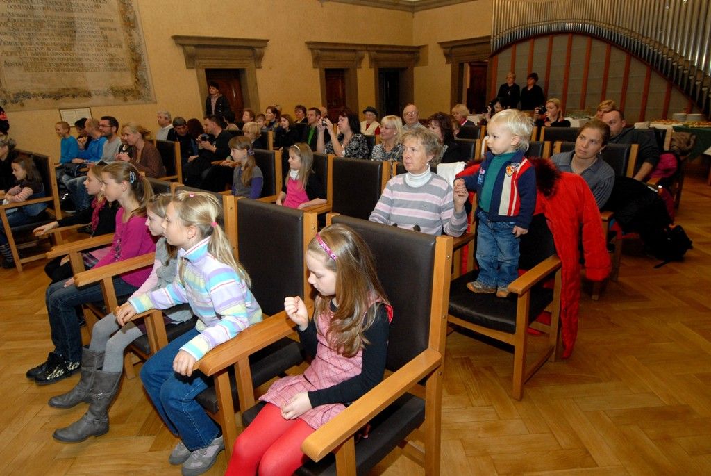 Hana Brunclíková z 2. základní školy ve Schwarzově ulici a Lukáš Páník z lobezské 28. základní školy se stali vítězi výtvarné soutěže Kdy zavolat 150. Soutěž podruhé vyhlásil Hasičský záchranný sbor Plzeňského kraje společně s odborem krizového řízení magistrátu. Slavnostní vyhlášení výsledků se konalo na plzeňské radnici v přítomnosti primátora Martina Baxy, který nad soutěží převzal záštitu, náměstka krajského ředitele pro úsek prevence a civilní nouzové připravenosti Hasičského záchranného sboru Martina Tomana, vedoucího odboru krizového řízení magistrátu Petra Lišky a dalších hostů. (foto: 20.11.2013)