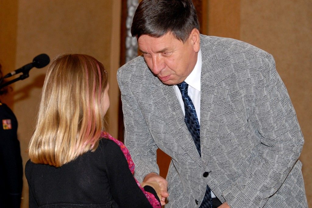 Hana Brunclíková z 2. základní školy ve Schwarzově ulici a Lukáš Páník z lobezské 28. základní školy se stali vítězi výtvarné soutěže Kdy zavolat 150. Soutěž podruhé vyhlásil Hasičský záchranný sbor Plzeňského kraje společně s odborem krizového řízení magistrátu. Slavnostní vyhlášení výsledků se konalo na plzeňské radnici v přítomnosti primátora Martina Baxy, který nad soutěží převzal záštitu, náměstka krajského ředitele pro úsek prevence a civilní nouzové připravenosti Hasičského záchranného sboru Martina Tomana, vedoucího odboru krizového řízení magistrátu Petra Lišky a dalších hostů. (foto: 20.11.2013)
