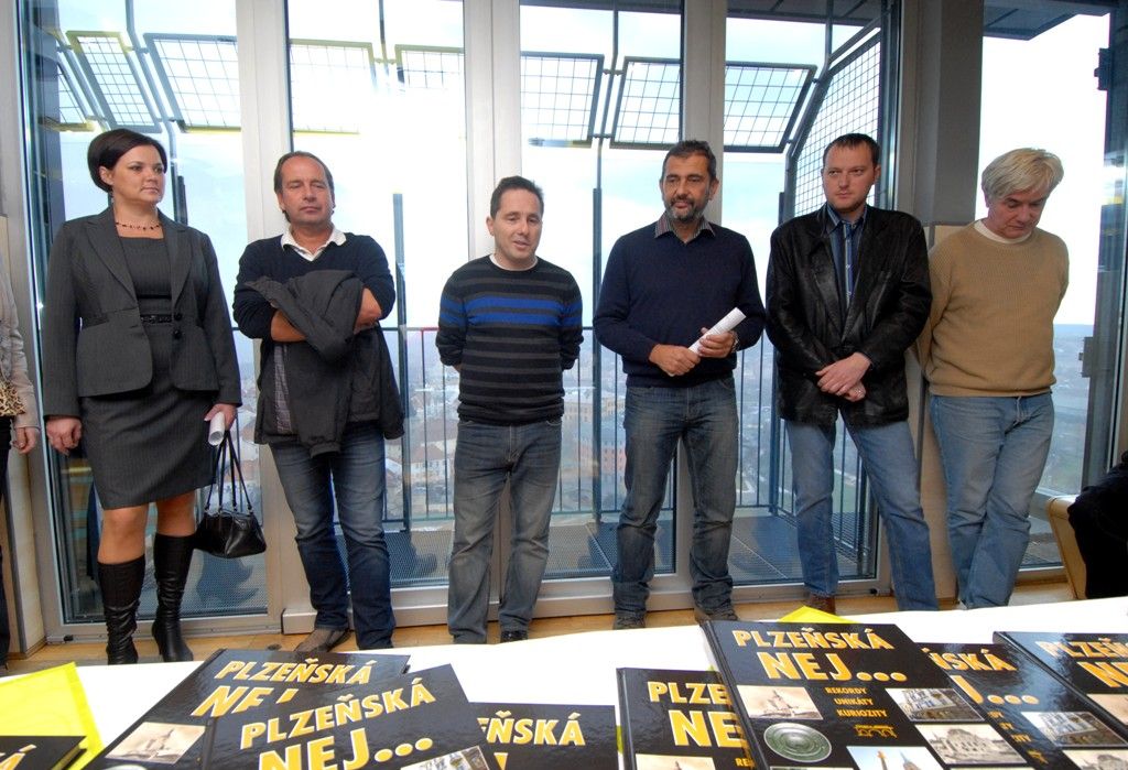 Unikátní knihu s názvem Plzeňská nej… rekordy, unikáty, kuriozity představilo vydavatelství a nakladatelství Starý most v úterý 26. listopadu 2013 symbolicky v nejvýše položené kavárně a nejvyšší budově města, ze které je vidět na dalších padesát plzeňských nej. Na publikaci se podílelo třináct fotografů a více než čtyřicet autorů, mezi nimiž nechyběli pracovníci úřadů, státních i soukromých institucí a firem, archivů nebo muzeí. „Jen s jejich pomocí se podařilo sestavit tuto mimořádnou publikaci, která popisuje a na fotografiích zobrazuje více než pět stovek rekordů, unikátů či kuriozit z nejrůznějších oborů,“ podotýká Zdeněk Hůrka, jeden ze tří spolumajitelů Starého mostu. Jednotlivá nej… jsou rozdělena do kapitol: Příroda, Historie města, Budovy a občanská vybavenost, Sakrální stavby, Život ve městě, Obchod, průmysl a podnikání, Komunikace a doprava, Kultura a volný čas, Sport a Osobnosti.