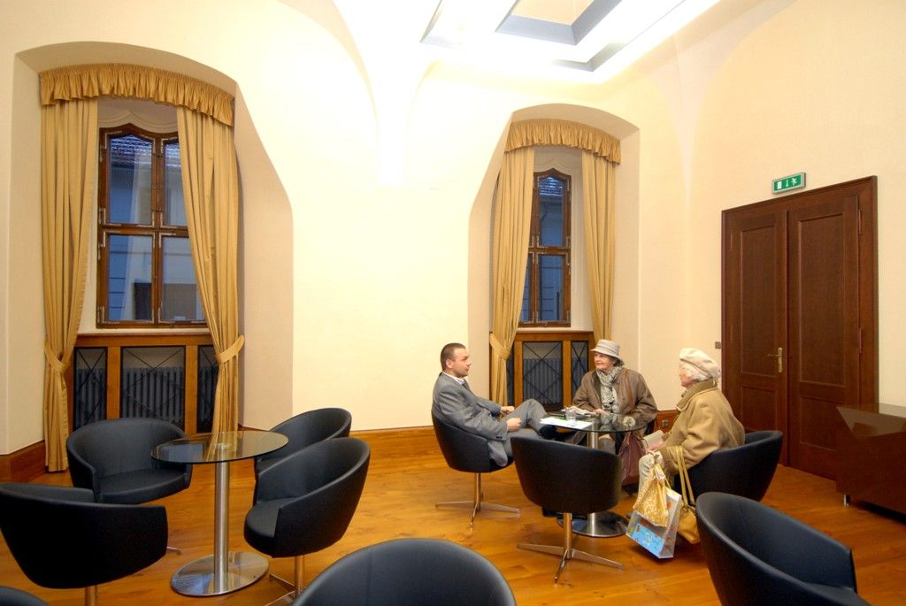 Možnosti navštívit bez předchozí domluvy primátora Martina Baxu využili jen tři Plzeňané a dva náhodní návštěvníci z Moravy. Diskutovalo se tak o pojmenování nové divadelní budovy po Miroslavu Horníčkovi, absenci zeleně na náměstí Republiky nebo o uspořádání filatelistické výstavy v roce 2015. Dveře zájemcům bez předchozí domluvy návštěvy otvírá na část pracovního dne primátor Martin Baxa každý rok, a to přesně v den, kdy poprvé usedl do primátorského křesla, tedy 26. listopadu 2013.