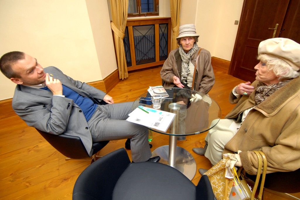 Možnosti navštívit bez předchozí domluvy primátora Martina Baxu využili jen tři Plzeňané a dva náhodní návštěvníci z Moravy. Diskutovalo se tak o pojmenování nové divadelní budovy po Miroslavu Horníčkovi, absenci zeleně na náměstí Republiky nebo o uspořádání filatelistické výstavy v roce 2015. Dveře zájemcům bez předchozí domluvy návštěvy otvírá na část pracovního dne primátor Martin Baxa každý rok, a to přesně v den, kdy poprvé usedl do primátorského křesla, tedy 26. listopadu 2013.
