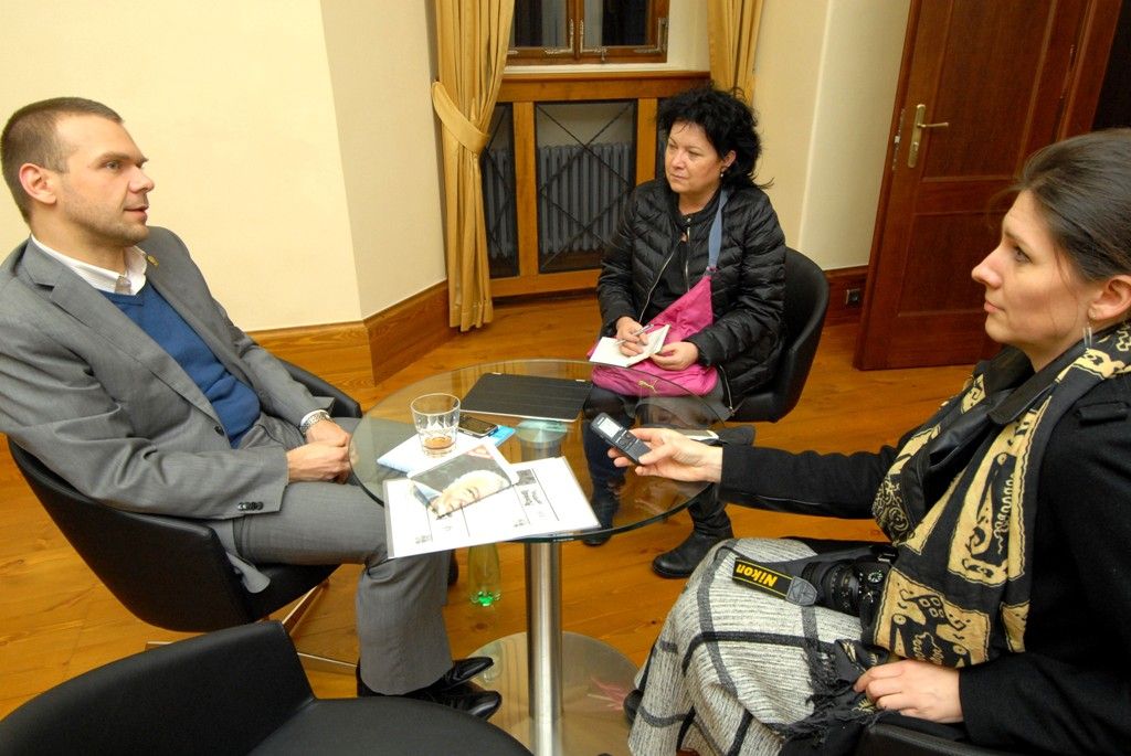 Možnosti navštívit bez předchozí domluvy primátora Martina Baxu využili jen tři Plzeňané a dva náhodní návštěvníci z Moravy. Diskutovalo se tak o pojmenování nové divadelní budovy po Miroslavu Horníčkovi, absenci zeleně na náměstí Republiky nebo o uspořádání filatelistické výstavy v roce 2015. Dveře zájemcům bez předchozí domluvy návštěvy otvírá na část pracovního dne primátor Martin Baxa každý rok, a to přesně v den, kdy poprvé usedl do primátorského křesla, tedy 26. listopadu 2013.