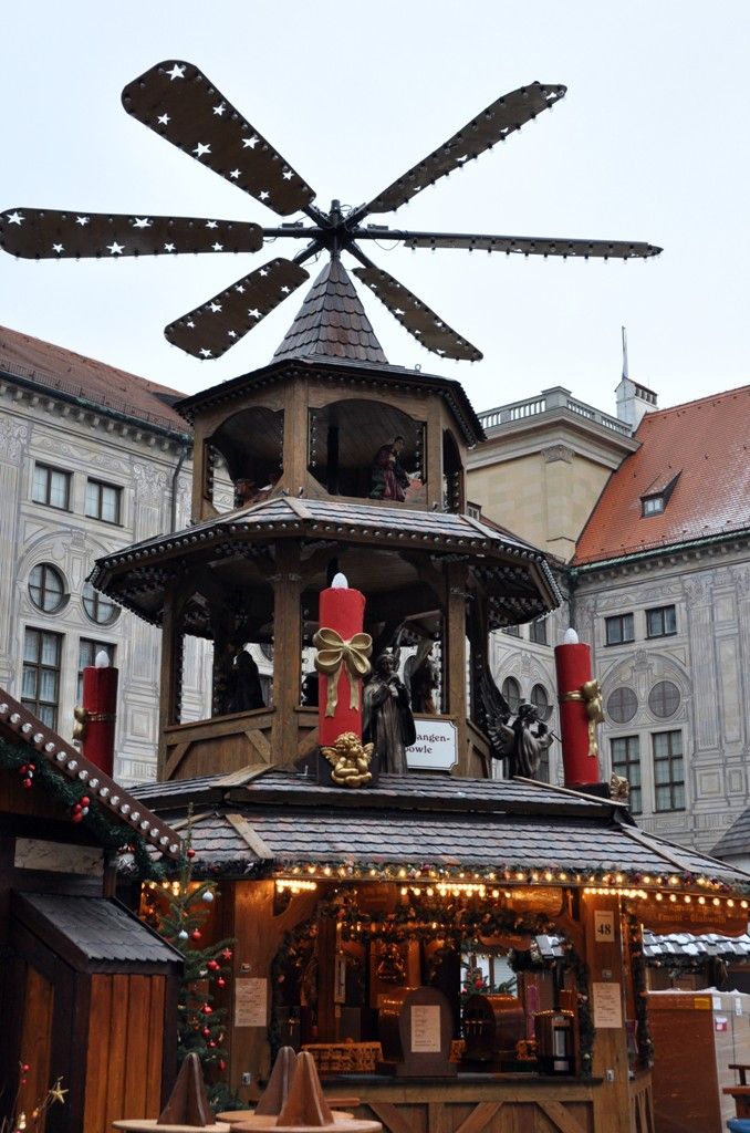 Společnost Plzeň 2015 měla ve čtvrtek 28. listopadu 2013 příležitost představit rámcový program připravovaný pro stěžejní rok 2015, kdy se západočeská metropole stane hlavním městem evropské kultury, v Českém centru v Mnichově. Akci centra, jehož posláním je rozvoj dialogu se zahraniční veřejností a podpora aktivní prezentace České republiky v oblasti kultury, vědy a školství, obchodu a cestovního ruchu, navštívila při této příležitosti ve Ville Stuck i německá ministryně pro evropské a regionální náležitosti Beata Merk. „Kultura spojuje Evropu, vytváří společnou identitu a Plzeň získala titulem Evropské hlavní město kultury 2015 úžasnou příležitost,“ prohlásila mimo jiné ve svém proslovu. Prezentace programu, do kterého kromě programového ředitele Jiřího Sulženka a uměleckého ředitele Petra Formana rovněž přispěli ředitel Západočeské galerie Roman Musil, ředitelka Plzeňské filharmonie Lenka Kavalová nebo Zuzana Smotlachová z odboru prezentace a marketingu magistrátu, byla úspěšná. (foto: Z. Kubalová)