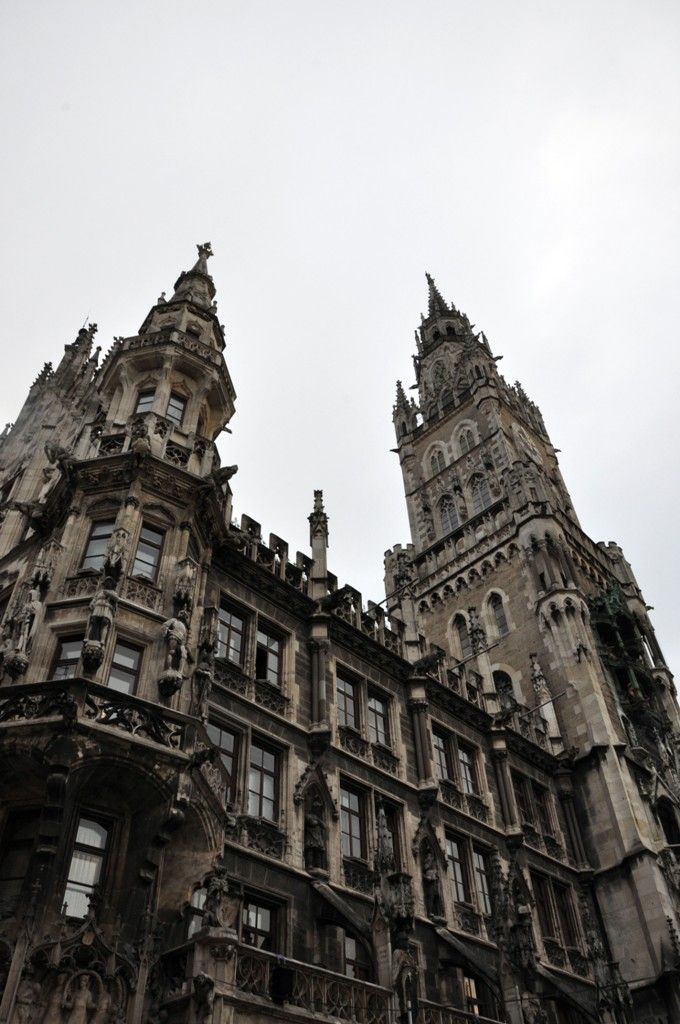 Společnost Plzeň 2015 měla ve čtvrtek 28. listopadu 2013 příležitost představit rámcový program připravovaný pro stěžejní rok 2015, kdy se západočeská metropole stane hlavním městem evropské kultury, v Českém centru v Mnichově. Akci centra, jehož posláním je rozvoj dialogu se zahraniční veřejností a podpora aktivní prezentace České republiky v oblasti kultury, vědy a školství, obchodu a cestovního ruchu, navštívila při této příležitosti ve Ville Stuck i německá ministryně pro evropské a regionální náležitosti Beata Merk. „Kultura spojuje Evropu, vytváří společnou identitu a Plzeň získala titulem Evropské hlavní město kultury 2015 úžasnou příležitost,“ prohlásila mimo jiné ve svém proslovu. Prezentace programu, do kterého kromě programového ředitele Jiřího Sulženka a uměleckého ředitele Petra Formana rovněž přispěli ředitel Západočeské galerie Roman Musil, ředitelka Plzeňské filharmonie Lenka Kavalová nebo Zuzana Smotlachová z odboru prezentace a marketingu magistrátu, byla úspěšná. (foto: Z. Kubalová)