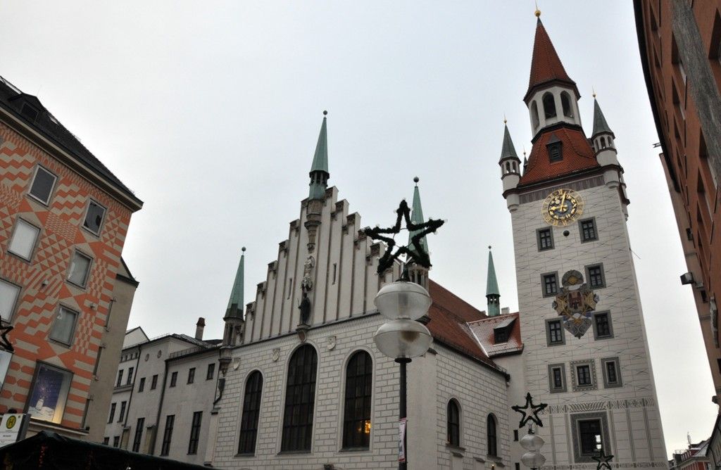 Společnost Plzeň 2015 měla ve čtvrtek 28. listopadu 2013 příležitost představit rámcový program připravovaný pro stěžejní rok 2015, kdy se západočeská metropole stane hlavním městem evropské kultury, v Českém centru v Mnichově. Akci centra, jehož posláním je rozvoj dialogu se zahraniční veřejností a podpora aktivní prezentace České republiky v oblasti kultury, vědy a školství, obchodu a cestovního ruchu, navštívila při této příležitosti ve Ville Stuck i německá ministryně pro evropské a regionální náležitosti Beata Merk. „Kultura spojuje Evropu, vytváří společnou identitu a Plzeň získala titulem Evropské hlavní město kultury 2015 úžasnou příležitost,“ prohlásila mimo jiné ve svém proslovu. Prezentace programu, do kterého kromě programového ředitele Jiřího Sulženka a uměleckého ředitele Petra Formana rovněž přispěli ředitel Západočeské galerie Roman Musil, ředitelka Plzeňské filharmonie Lenka Kavalová nebo Zuzana Smotlachová z odboru prezentace a marketingu magistrátu, byla úspěšná. (foto: Z. Kubalová)