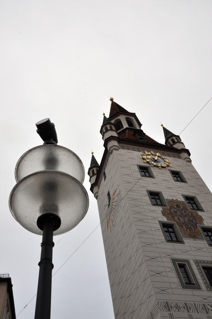 Společnost Plzeň 2015 měla ve čtvrtek 28. listopadu 2013 příležitost představit rámcový program připravovaný pro stěžejní rok 2015, kdy se západočeská metropole stane hlavním městem evropské kultury, v Českém centru v Mnichově. Akci centra, jehož posláním je rozvoj dialogu se zahraniční veřejností a podpora aktivní prezentace České republiky v oblasti kultury, vědy a školství, obchodu a cestovního ruchu, navštívila při této příležitosti ve Ville Stuck i německá ministryně pro evropské a regionální náležitosti Beata Merk. „Kultura spojuje Evropu, vytváří společnou identitu a Plzeň získala titulem Evropské hlavní město kultury 2015 úžasnou příležitost,“ prohlásila mimo jiné ve svém proslovu. Prezentace programu, do kterého kromě programového ředitele Jiřího Sulženka a uměleckého ředitele Petra Formana rovněž přispěli ředitel Západočeské galerie Roman Musil, ředitelka Plzeňské filharmonie Lenka Kavalová nebo Zuzana Smotlachová z odboru prezentace a marketingu magistrátu, byla úspěšná. (foto: Z. Kubalová)