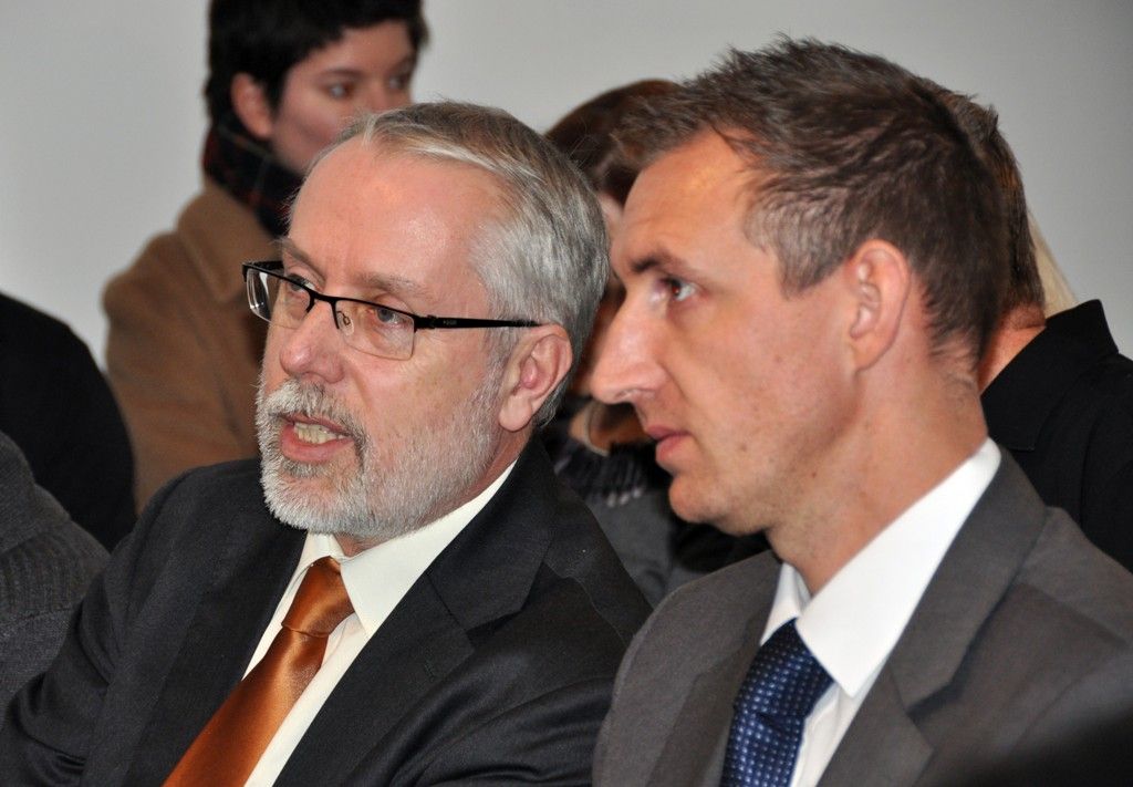 Společnost Plzeň 2015 měla ve čtvrtek 28. listopadu 2013 příležitost představit rámcový program připravovaný pro stěžejní rok 2015, kdy se západočeská metropole stane hlavním městem evropské kultury, v Českém centru v Mnichově. Akci centra, jehož posláním je rozvoj dialogu se zahraniční veřejností a podpora aktivní prezentace České republiky v oblasti kultury, vědy a školství, obchodu a cestovního ruchu, navštívila při této příležitosti ve Ville Stuck i německá ministryně pro evropské a regionální náležitosti Beata Merk. „Kultura spojuje Evropu, vytváří společnou identitu a Plzeň získala titulem Evropské hlavní město kultury 2015 úžasnou příležitost,“ prohlásila mimo jiné ve svém proslovu. Prezentace programu, do kterého kromě programového ředitele Jiřího Sulženka a uměleckého ředitele Petra Formana rovněž přispěli ředitel Západočeské galerie Roman Musil, ředitelka Plzeňské filharmonie Lenka Kavalová nebo Zuzana Smotlachová z odboru prezentace a marketingu magistrátu, byla úspěšná. (foto: Z. Kubalová)