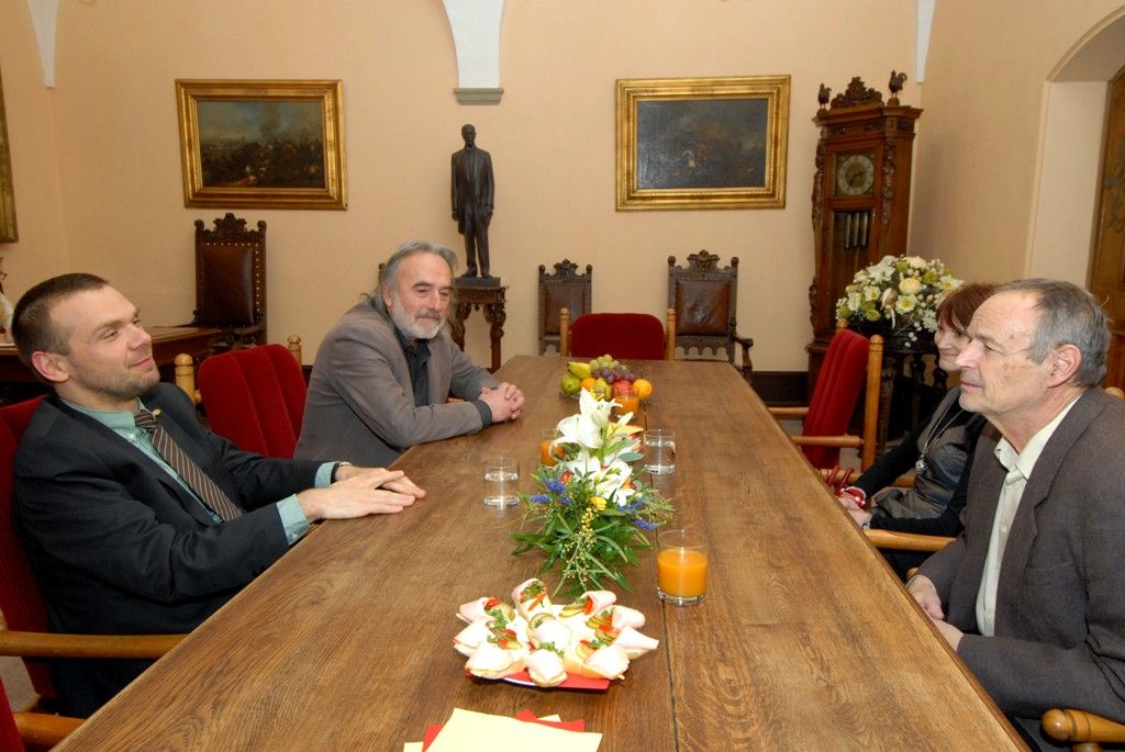 Plzeňský malíř a restaurátor Vladivoj Kotyza přijal u příležitosti svého životního jubilea pozvání primátora Martina Baxy k neformálnímu setkání, které se uskutečnilo v pátek 29. listopadu 2013 odpoledne na radnici. Hlavními tématy přátelského setkání bylo samozřejmě umění a mnohdy nelehký osud uměleckých děl končících v „rukách barbarů“.