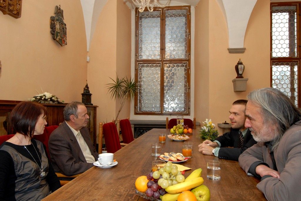Plzeňský malíř a restaurátor Vladivoj Kotyza přijal u příležitosti svého životního jubilea pozvání primátora Martina Baxy k neformálnímu setkání, které se uskutečnilo v pátek 29. listopadu 2013 odpoledne na radnici. Hlavními tématy přátelského setkání bylo samozřejmě umění a mnohdy nelehký osud uměleckých děl končících v „rukách barbarů“.