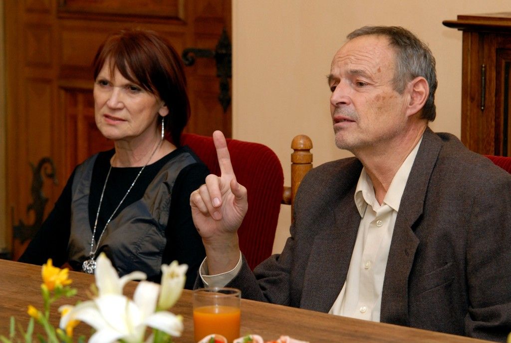 Plzeňský malíř a restaurátor Vladivoj Kotyza přijal u příležitosti svého životního jubilea pozvání primátora Martina Baxy k neformálnímu setkání, které se uskutečnilo v pátek 29. listopadu 2013 odpoledne na radnici. Hlavními tématy přátelského setkání bylo samozřejmě umění a mnohdy nelehký osud uměleckých děl končících v „rukách barbarů“.