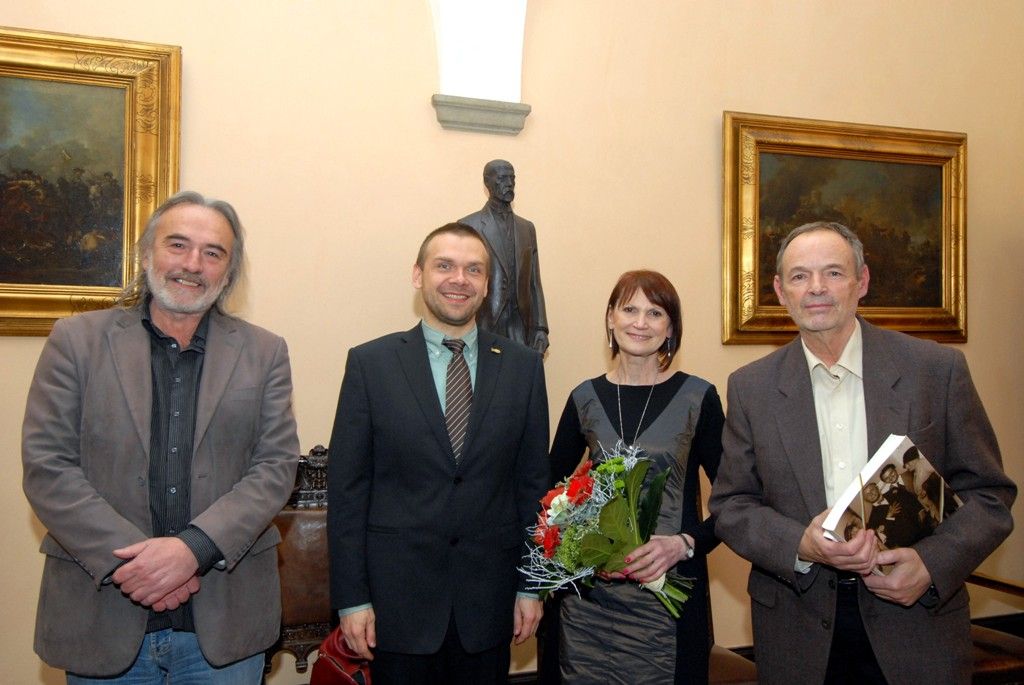 Plzeňský malíř a restaurátor Vladivoj Kotyza přijal u příležitosti svého životního jubilea pozvání primátora Martina Baxy k neformálnímu setkání, které se uskutečnilo v pátek 29. listopadu 2013 odpoledne na radnici. Hlavními tématy přátelského setkání bylo samozřejmě umění a mnohdy nelehký osud uměleckých děl končících v „rukách barbarů“.