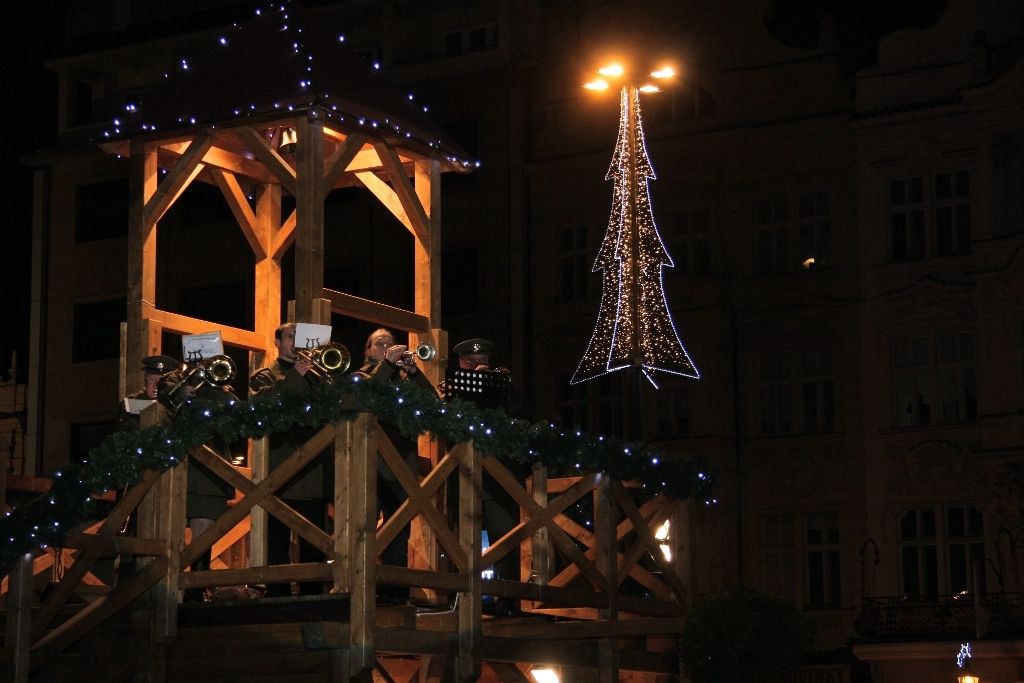 V Plzni začal advent, období ztišení, klidu, rozjímání, rozsvícením čtrnáctimetrového smrku primátorem Martinem Baxou a biskupem Františkem Radkovským za pomoci dětí z denního stacionáře Človíček. (foto: M. Böhm, 1.12.2013)