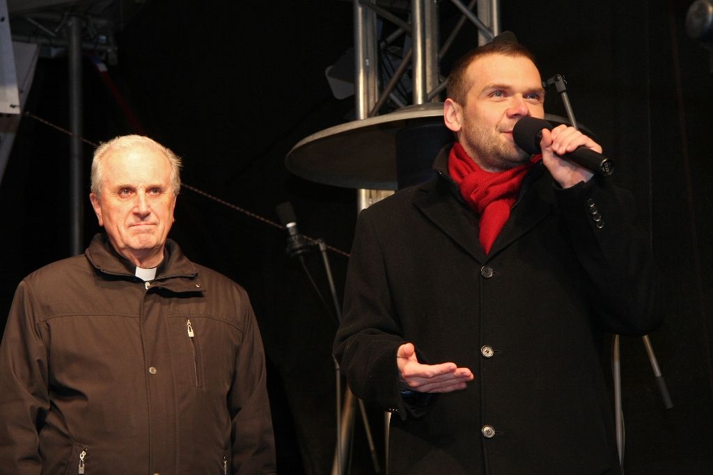 V Plzni začal advent, období ztišení, klidu, rozjímání, rozsvícením čtrnáctimetrového smrku primátorem Martinem Baxou a biskupem Františkem Radkovským za pomoci dětí z denního stacionáře Človíček. (foto: M. Böhm, 1.12.2013)