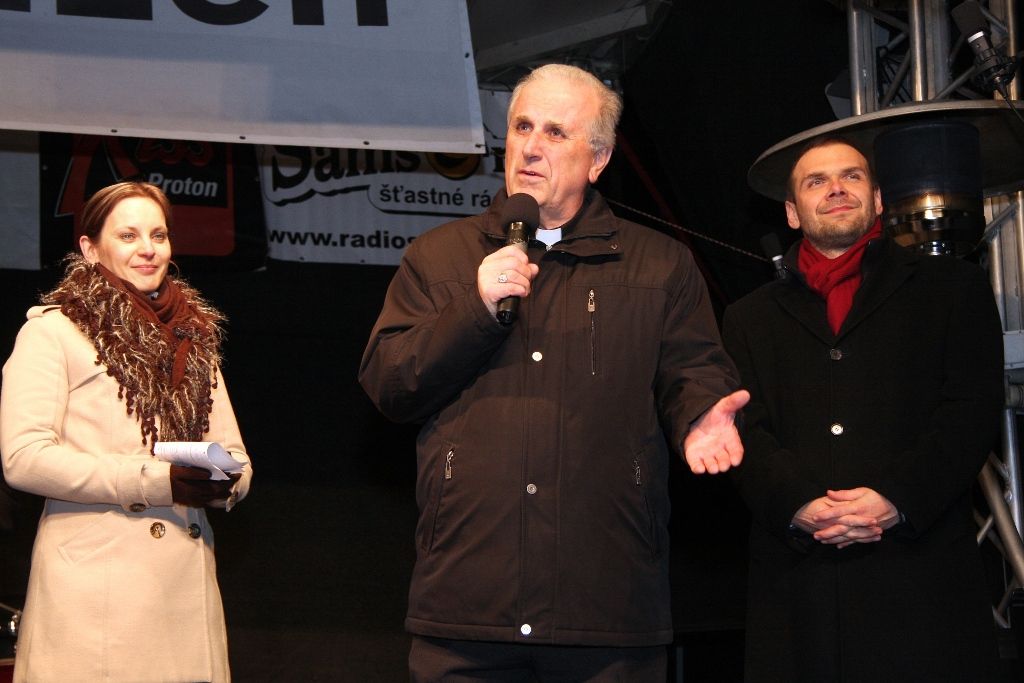 V Plzni začal advent, období ztišení, klidu, rozjímání, rozsvícením čtrnáctimetrového smrku primátorem Martinem Baxou a biskupem Františkem Radkovským za pomoci dětí z denního stacionáře Človíček. (foto: M. Böhm, 1.12.2013)