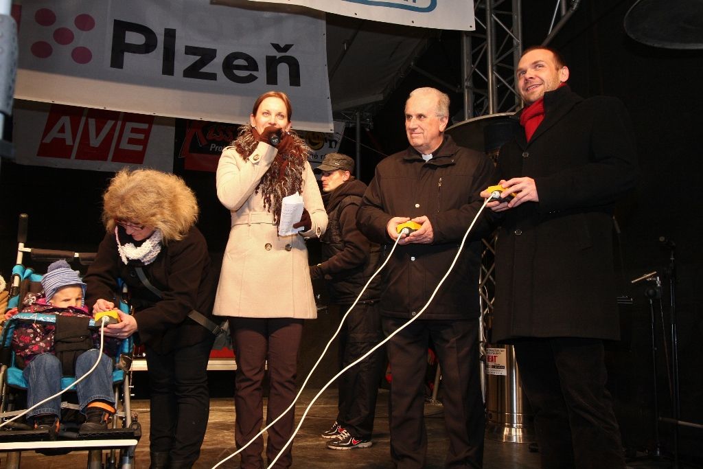 V Plzni začal advent, období ztišení, klidu, rozjímání, rozsvícením čtrnáctimetrového smrku primátorem Martinem Baxou a biskupem Františkem Radkovským za pomoci dětí z denního stacionáře Človíček. (foto: M. Böhm, 1.12.2013)