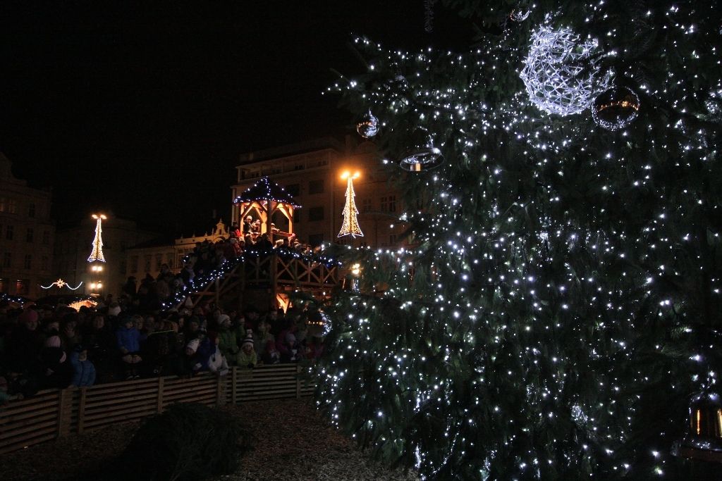 V Plzni začal advent, období ztišení, klidu, rozjímání, rozsvícením čtrnáctimetrového smrku primátorem Martinem Baxou a biskupem Františkem Radkovským za pomoci dětí z denního stacionáře Človíček. (foto: M. Böhm, 1.12.2013)