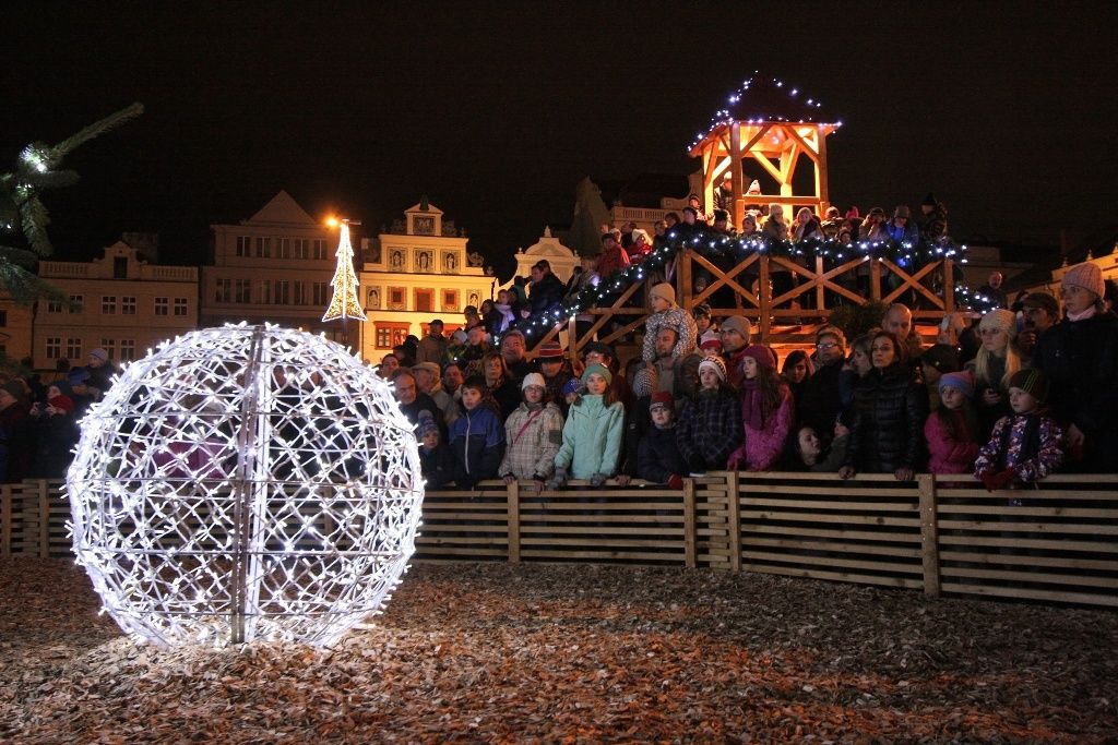 V Plzni začal advent, období ztišení, klidu, rozjímání, rozsvícením čtrnáctimetrového smrku primátorem Martinem Baxou a biskupem Františkem Radkovským za pomoci dětí z denního stacionáře Človíček. (foto: M. Böhm, 1.12.2013)