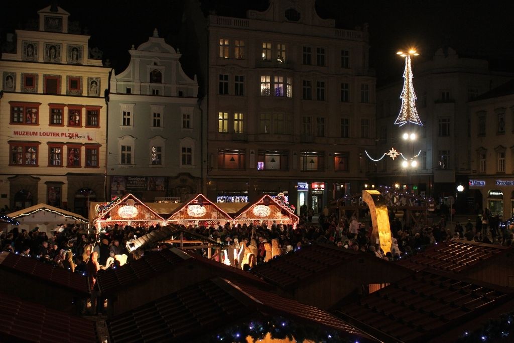 V Plzni začal advent, období ztišení, klidu, rozjímání, rozsvícením čtrnáctimetrového smrku primátorem Martinem Baxou a biskupem Františkem Radkovským za pomoci dětí z denního stacionáře Človíček. (foto: M. Böhm, 1.12.2013)
