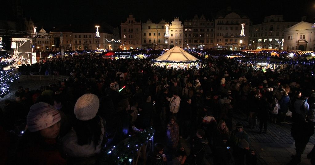 V Plzni začal advent, období ztišení, klidu, rozjímání, rozsvícením čtrnáctimetrového smrku primátorem Martinem Baxou a biskupem Františkem Radkovským za pomoci dětí z denního stacionáře Človíček. (foto: M. Böhm, 1.12.2013)