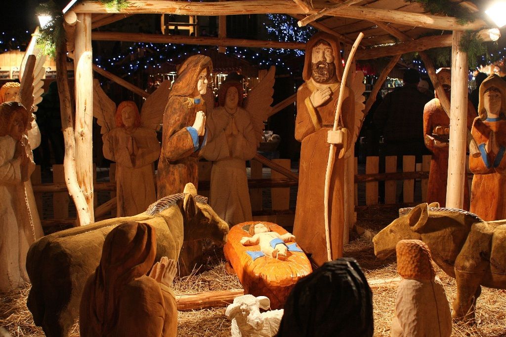 V Plzni začal advent, období ztišení, klidu, rozjímání, rozsvícením čtrnáctimetrového smrku primátorem Martinem Baxou a biskupem Františkem Radkovským za pomoci dětí z denního stacionáře Človíček. (foto: M. Böhm, 1.12.2013)