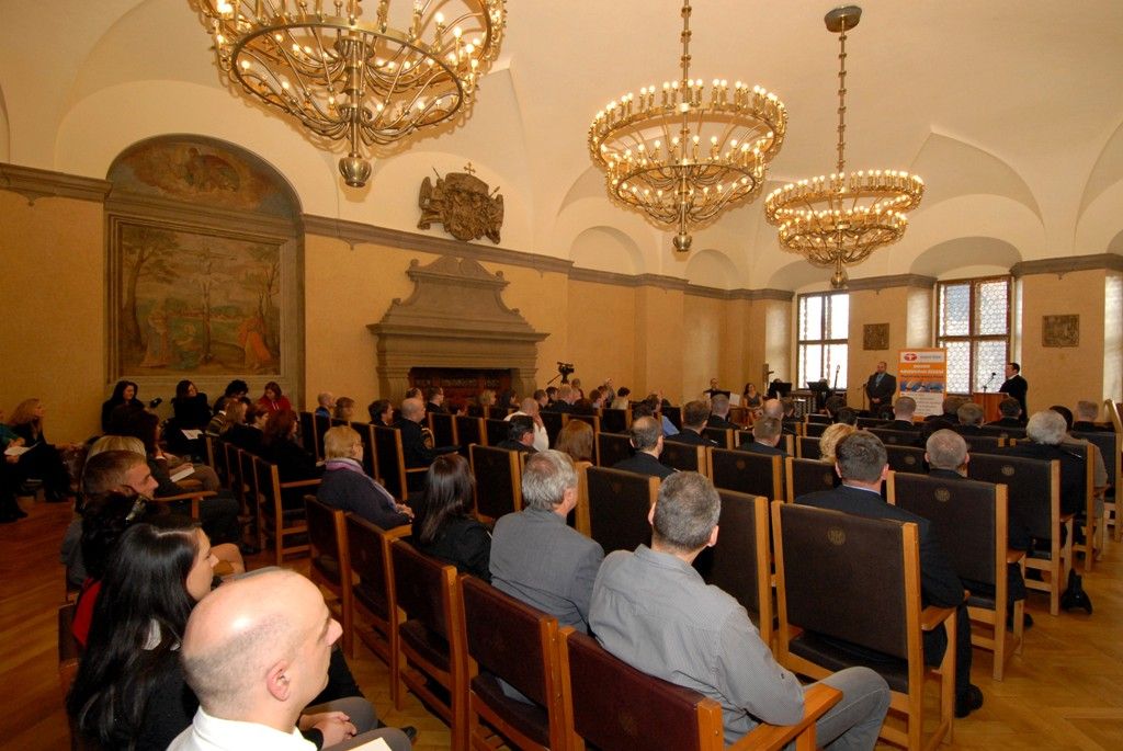 Dvanáct mimořádných činů, které se staly v letošním roce, ocenil odbor bezpečnosti a prevence kriminality společně s odborem krizového řízení magistrátu při slavnostním setkání na plzeňské radnici, nad kterým převzal záštitu primátor Martin Baxa. Mezi patnácti oceněnými jsou nejen hasiči, policisté, strážníci, záchranáři, ale také občané včetně šestileté holčičky Nikoly, která prostřednictvím slovní navigace při telefonátu se záchrannou službou poskytla první pomoc své mamince, než na místo přijeli lékaři. Nikolka Kodalíková jako všichni ostatní obdržela plaketu, pamětní minci a knihu o Plzni. Navíc si odnesla plyšového medvěda. (foto: 2.12.2013)