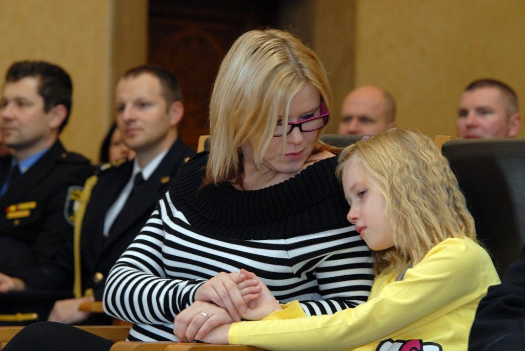 Dvanáct mimořádných činů, které se staly v letošním roce, ocenil odbor bezpečnosti a prevence kriminality společně s odborem krizového řízení magistrátu při slavnostním setkání na plzeňské radnici, nad kterým převzal záštitu primátor Martin Baxa. Mezi patnácti oceněnými jsou nejen hasiči, policisté, strážníci, záchranáři, ale také občané včetně šestileté holčičky Nikoly, která prostřednictvím slovní navigace při telefonátu se záchrannou službou poskytla první pomoc své mamince, než na místo přijeli lékaři. Nikolka Kodalíková jako všichni ostatní obdržela plaketu, pamětní minci a knihu o Plzni. Navíc si odnesla plyšového medvěda. (foto: 2.12.2013)