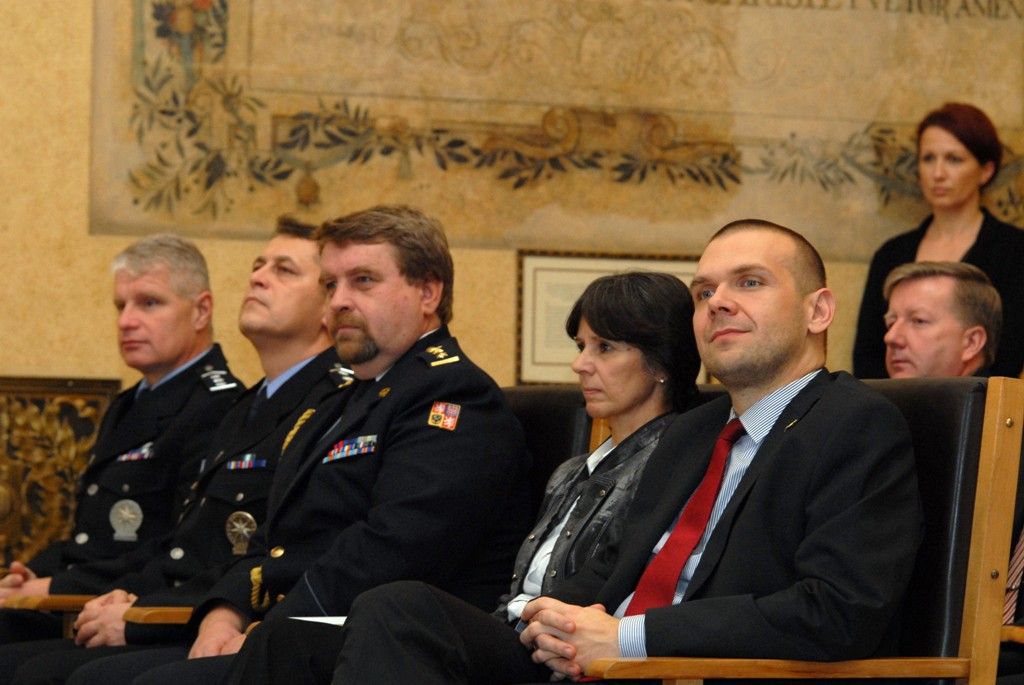 Dvanáct mimořádných činů, které se staly v letošním roce, ocenil odbor bezpečnosti a prevence kriminality společně s odborem krizového řízení magistrátu při slavnostním setkání na plzeňské radnici, nad kterým převzal záštitu primátor Martin Baxa. Mezi patnácti oceněnými jsou nejen hasiči, policisté, strážníci, záchranáři, ale také občané včetně šestileté holčičky Nikoly, která prostřednictvím slovní navigace při telefonátu se záchrannou službou poskytla první pomoc své mamince, než na místo přijeli lékaři. Nikolka Kodalíková jako všichni ostatní obdržela plaketu, pamětní minci a knihu o Plzni. Navíc si odnesla plyšového medvěda. (foto: 2.12.2013)