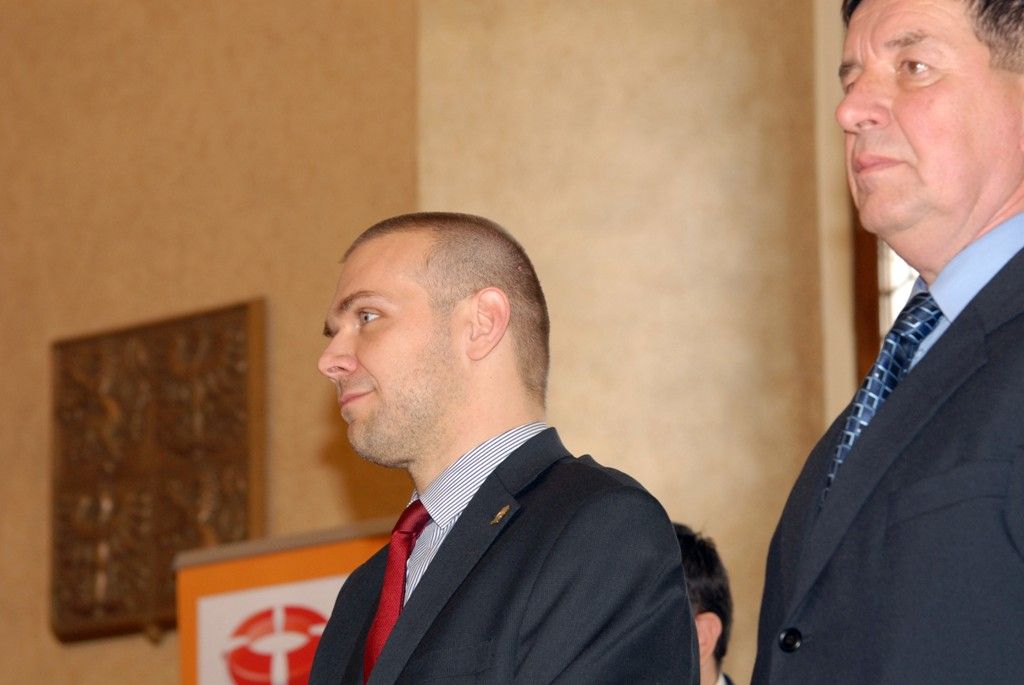 Dvanáct mimořádných činů, které se staly v letošním roce, ocenil odbor bezpečnosti a prevence kriminality společně s odborem krizového řízení magistrátu při slavnostním setkání na plzeňské radnici, nad kterým převzal záštitu primátor Martin Baxa. Mezi patnácti oceněnými jsou nejen hasiči, policisté, strážníci, záchranáři, ale také občané včetně šestileté holčičky Nikoly, která prostřednictvím slovní navigace při telefonátu se záchrannou službou poskytla první pomoc své mamince, než na místo přijeli lékaři. Nikolka Kodalíková jako všichni ostatní obdržela plaketu, pamětní minci a knihu o Plzni. Navíc si odnesla plyšového medvěda. (foto: 2.12.2013)