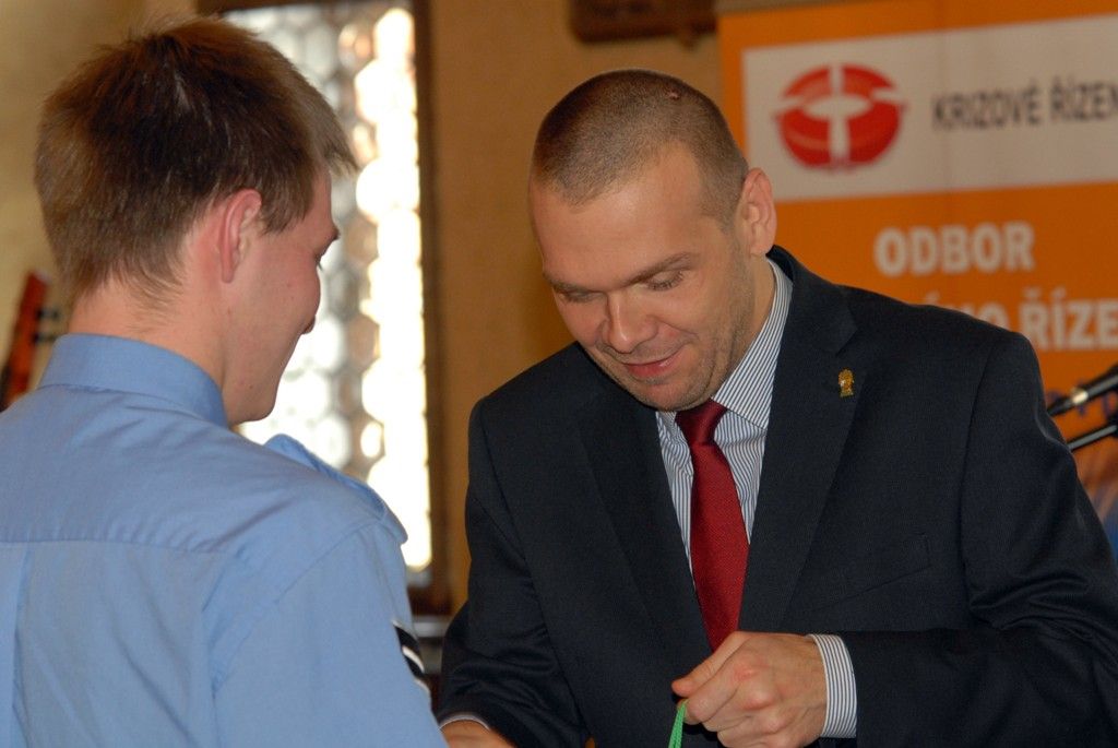 Dvanáct mimořádných činů, které se staly v letošním roce, ocenil odbor bezpečnosti a prevence kriminality společně s odborem krizového řízení magistrátu při slavnostním setkání na plzeňské radnici, nad kterým převzal záštitu primátor Martin Baxa. Mezi patnácti oceněnými jsou nejen hasiči, policisté, strážníci, záchranáři, ale také občané včetně šestileté holčičky Nikoly, která prostřednictvím slovní navigace při telefonátu se záchrannou službou poskytla první pomoc své mamince, než na místo přijeli lékaři. Nikolka Kodalíková jako všichni ostatní obdržela plaketu, pamětní minci a knihu o Plzni. Navíc si odnesla plyšového medvěda. (foto: 2.12.2013)
