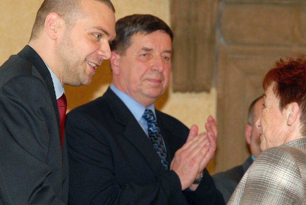 Dvanáct mimořádných činů, které se staly v letošním roce, ocenil odbor bezpečnosti a prevence kriminality společně s odborem krizového řízení magistrátu při slavnostním setkání na plzeňské radnici, nad kterým převzal záštitu primátor Martin Baxa. Mezi patnácti oceněnými jsou nejen hasiči, policisté, strážníci, záchranáři, ale také občané včetně šestileté holčičky Nikoly, která prostřednictvím slovní navigace při telefonátu se záchrannou službou poskytla první pomoc své mamince, než na místo přijeli lékaři. Nikolka Kodalíková jako všichni ostatní obdržela plaketu, pamětní minci a knihu o Plzni. Navíc si odnesla plyšového medvěda. (foto: 2.12.2013)