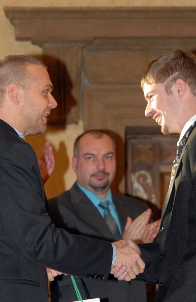 Dvanáct mimořádných činů, které se staly v letošním roce, ocenil odbor bezpečnosti a prevence kriminality společně s odborem krizového řízení magistrátu při slavnostním setkání na plzeňské radnici, nad kterým převzal záštitu primátor Martin Baxa. Mezi patnácti oceněnými jsou nejen hasiči, policisté, strážníci, záchranáři, ale také občané včetně šestileté holčičky Nikoly, která prostřednictvím slovní navigace při telefonátu se záchrannou službou poskytla první pomoc své mamince, než na místo přijeli lékaři. Nikolka Kodalíková jako všichni ostatní obdržela plaketu, pamětní minci a knihu o Plzni. Navíc si odnesla plyšového medvěda. (foto: 2.12.2013)