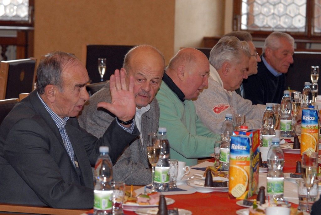 Dvě desítky hokejových legend, které velkou část své aktivní sportovní kariéry spojily s klubem v současné době působícím pod názvem HC Škoda Plzeň, přivítala v úterý odpoledne (3.12.2013) v obřadní síni radní pro sport Irena Rottová. Společně vzpomínali nejen na hokejová léta, ale diskutovali i o budoucnosti týmu, který vloni získal titul mistra Tipsport extraligy.