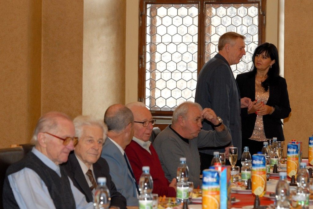 Dvě desítky hokejových legend, které velkou část své aktivní sportovní kariéry spojily s klubem v současné době působícím pod názvem HC Škoda Plzeň, přivítala v úterý odpoledne (3.12.2013) v obřadní síni radní pro sport Irena Rottová. Společně vzpomínali nejen na hokejová léta, ale diskutovali i o budoucnosti týmu, který vloni získal titul mistra Tipsport extraligy.