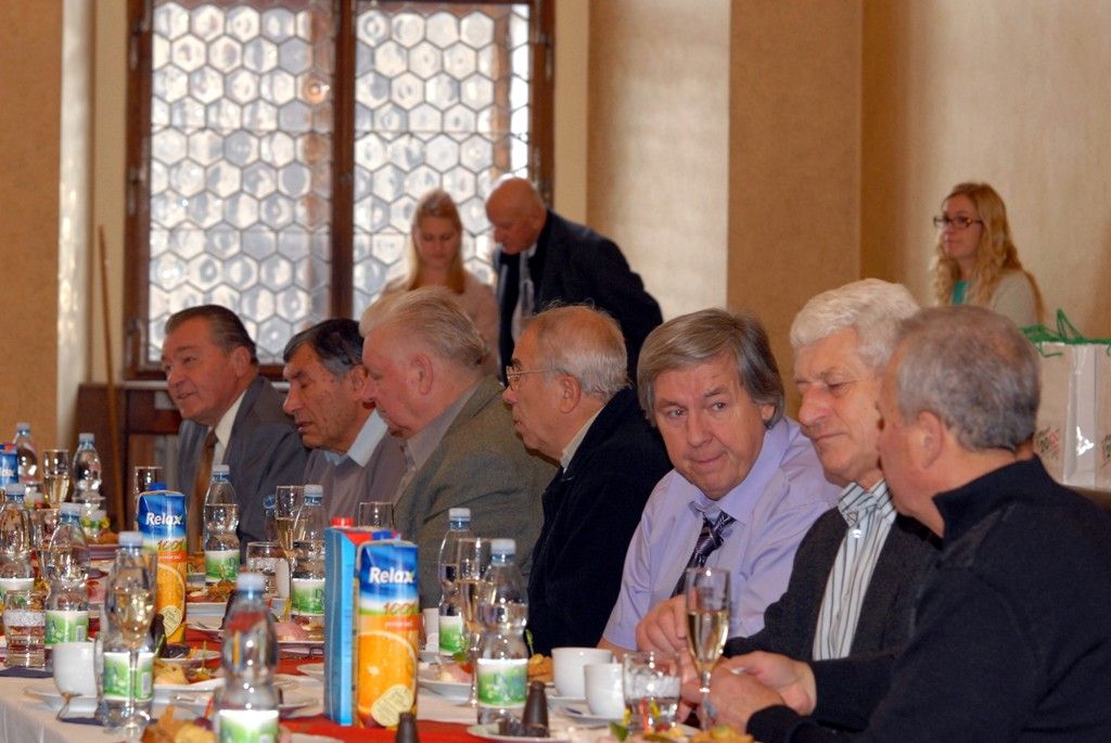 Dvě desítky hokejových legend, které velkou část své aktivní sportovní kariéry spojily s klubem v současné době působícím pod názvem HC Škoda Plzeň, přivítala v úterý odpoledne (3.12.2013) v obřadní síni radní pro sport Irena Rottová. Společně vzpomínali nejen na hokejová léta, ale diskutovali i o budoucnosti týmu, který vloni získal titul mistra Tipsport extraligy.