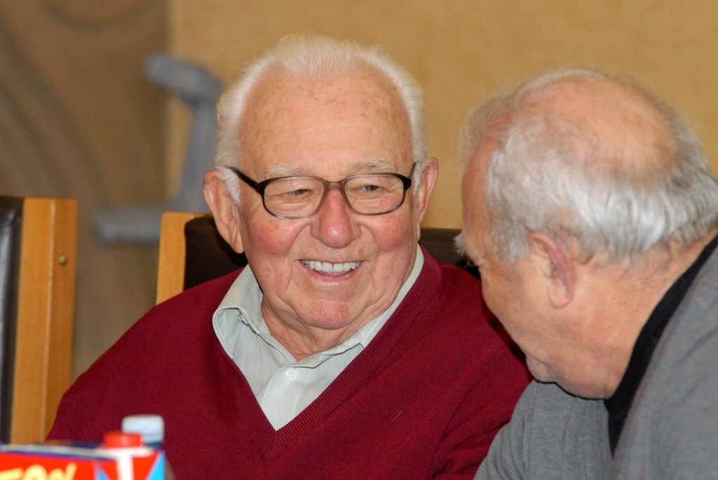 Dvě desítky hokejových legend, které velkou část své aktivní sportovní kariéry spojily s klubem v současné době působícím pod názvem HC Škoda Plzeň, přivítala v úterý odpoledne (3.12.2013) v obřadní síni radní pro sport Irena Rottová. Společně vzpomínali nejen na hokejová léta, ale diskutovali i o budoucnosti týmu, který vloni získal titul mistra Tipsport extraligy.