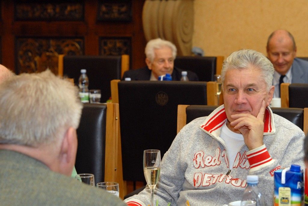 Dvě desítky hokejových legend, které velkou část své aktivní sportovní kariéry spojily s klubem v současné době působícím pod názvem HC Škoda Plzeň, přivítala v úterý odpoledne (3.12.2013) v obřadní síni radní pro sport Irena Rottová. Společně vzpomínali nejen na hokejová léta, ale diskutovali i o budoucnosti týmu, který vloni získal titul mistra Tipsport extraligy.