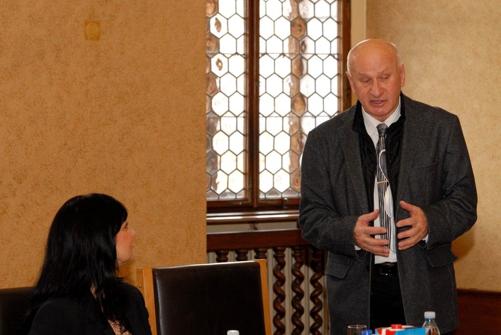 Dvě desítky hokejových legend, které velkou část své aktivní sportovní kariéry spojily s klubem v současné době působícím pod názvem HC Škoda Plzeň, přivítala v úterý odpoledne (3.12.2013) v obřadní síni radní pro sport Irena Rottová. Společně vzpomínali nejen na hokejová léta, ale diskutovali i o budoucnosti týmu, který vloni získal titul mistra Tipsport extraligy.
