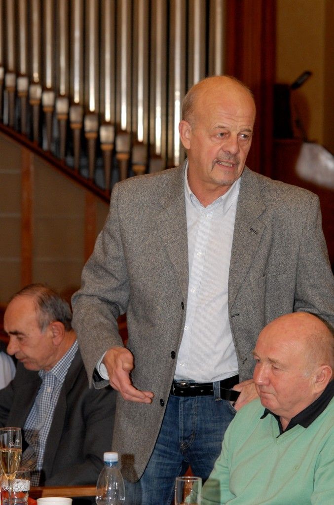 Dvě desítky hokejových legend, které velkou část své aktivní sportovní kariéry spojily s klubem v současné době působícím pod názvem HC Škoda Plzeň, přivítala v úterý odpoledne (3.12.2013) v obřadní síni radní pro sport Irena Rottová. Společně vzpomínali nejen na hokejová léta, ale diskutovali i o budoucnosti týmu, který vloni získal titul mistra Tipsport extraligy.